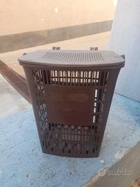 Cesto  in plastica di colore marrone