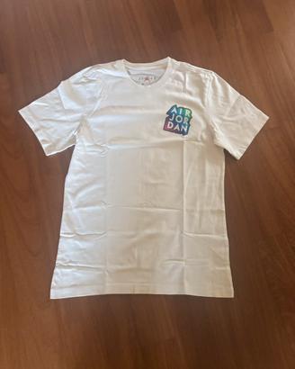 T-shirt Air Jordan bianca con grafiche sticker