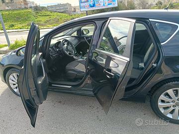 OPEL ASTRA COSMO € 3.000 - ANNO 2013