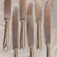 Sei coltelli da tavola inacciaio inox e alpaca.