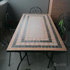 Tavolo in ferro e mosaico. N. 6 sedie,in ferro. 