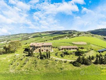 Rustico / Casale di 560 m² con più di 5 locali e b