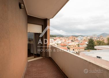 Luminoso piano alto panoramico