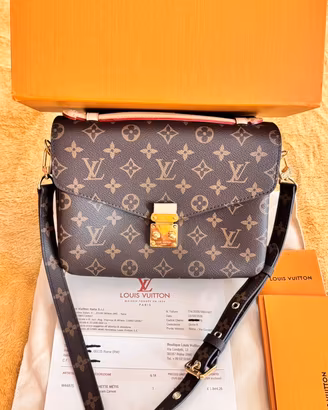 Pochette Metis, Louis Vuitton.