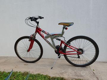 Bicicletta mountain bike
