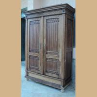 Armadio depoca in legno duro