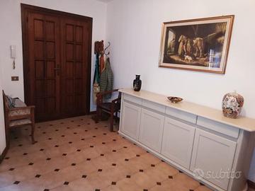 Madia, credenza, tavolo, sedie