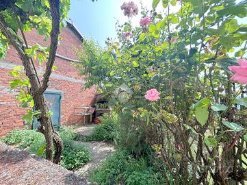 CASA SEMINDIPENDENTE A ROCCA D'ARAZZO