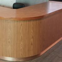 "Bancone in legno artigianale tipo reception"