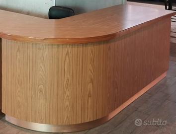 "Bancone in legno artigianale tipo reception"