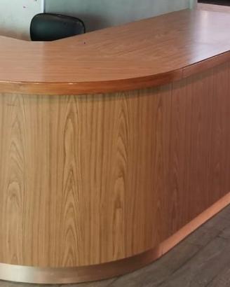"Bancone in legno artigianale tipo reception"