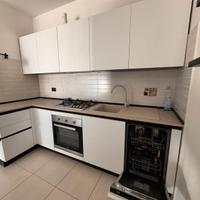 Cucina con forno e lavastoviglie