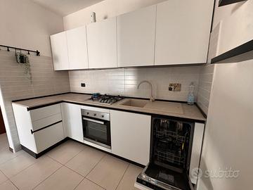 Cucina con forno e lavastoviglie