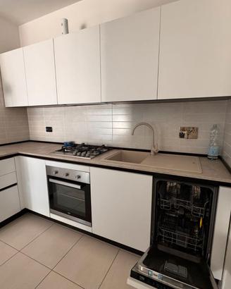 Cucina con forno e lavastoviglie