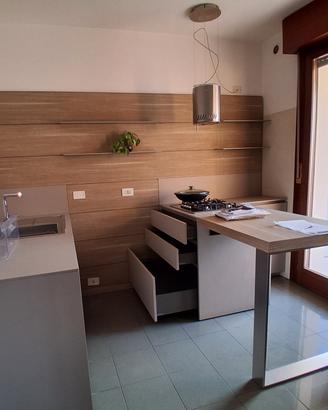 cucina componibile con penisola marca Modulnova