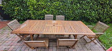 Tavolo e sedie in legno da giardino