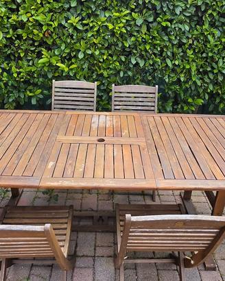 Tavolo e sedie in legno da giardino