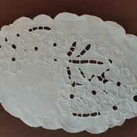 centro tavola in lino ricamato 