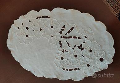 centro tavola in lino ricamato 