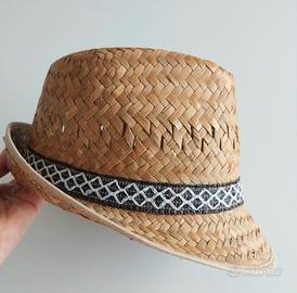 Cappello di paglia intrecciata
