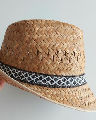 Cappello di paglia intrecciata