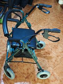 Deambulatore per disabili che si trasforma  in sed