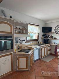 Cucina con elettrodomestici