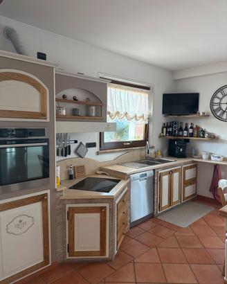Cucina con elettrodomestici