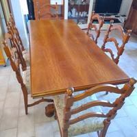 tavolo legno salone con sedie