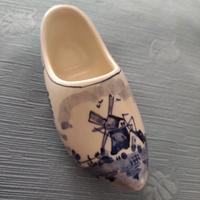 Piccolo zoccolo olandese in porcellana dipinto 