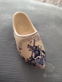 Piccolo zoccolo olandese in porcellana dipinto 