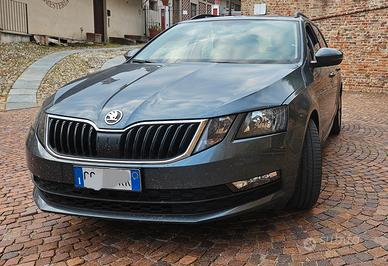 SKODA Octavia SW con gancio traino