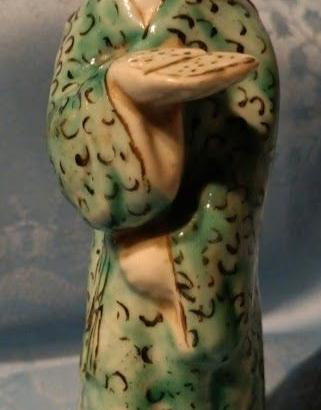 Antica statua cinese saggio con libro