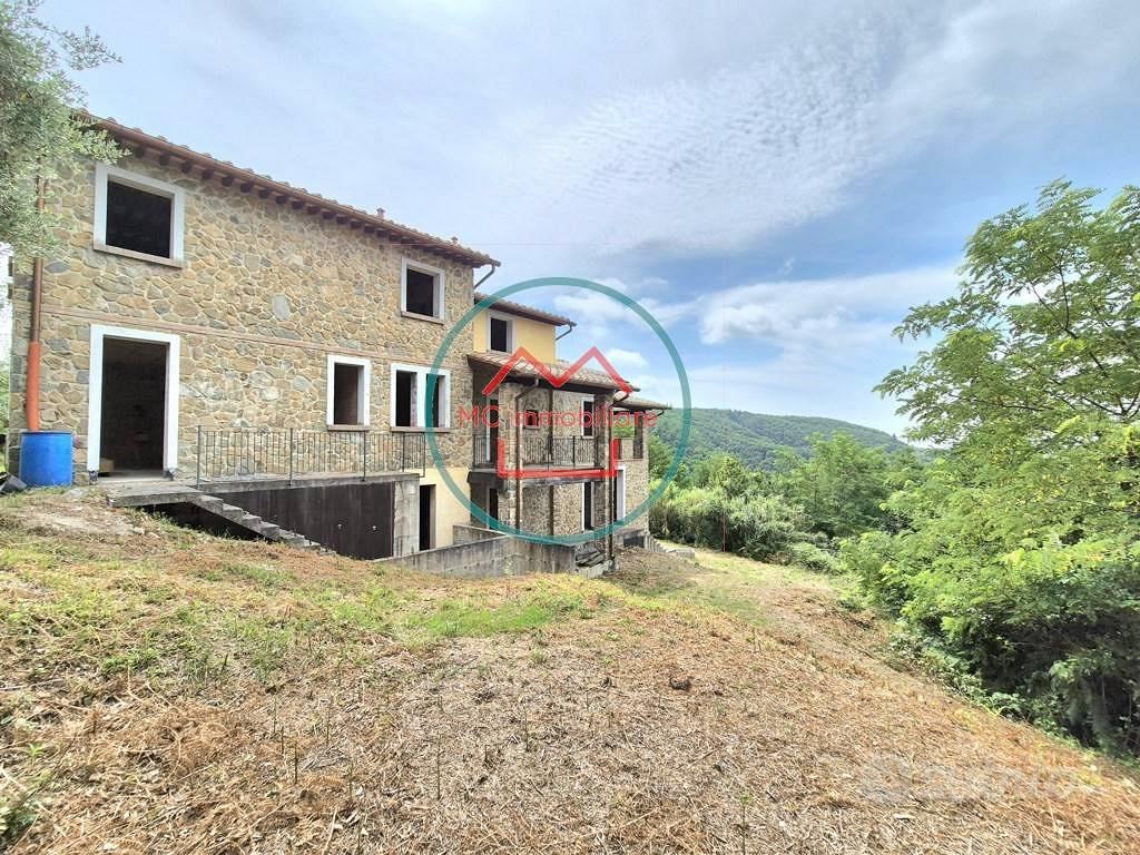 Rustico / Casale di 377 m² con più di 5 locali a M - Vista 3