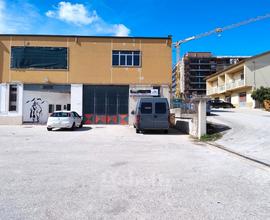 Capannone in zona commerciale