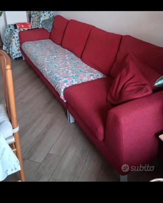 Divano rosso nuovo