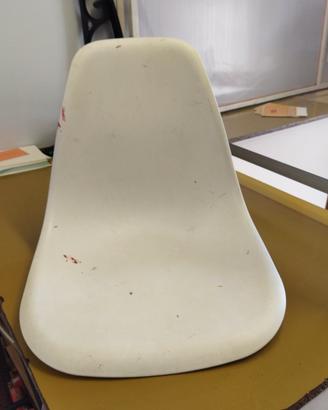 sedia in plastica con gambe in legno