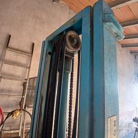 Elevatore a forche per trattore