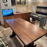 Tavolo artigianale in legno di noce massello
