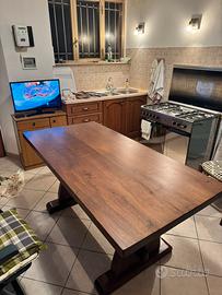 Tavolo artigianale in legno di noce massello