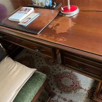 Scrivania in legno classica