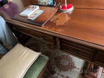 Scrivania in legno classica