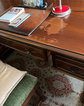 Scrivania in legno classica