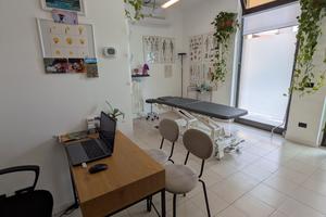 Studio con sala d'attesa, ripostiglio e servizi.