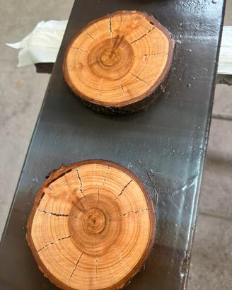 Sotto pentole e sotto bicchieri in legno.