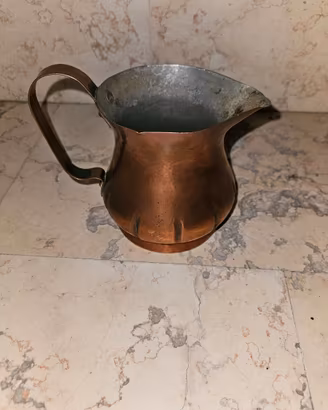 Lattiera antica in rame con coda di rondine