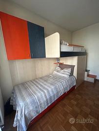 Letto a castello con armadio e scale contenitive