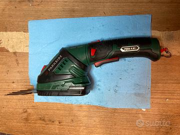 Utensile per rifilare siepi ed erba