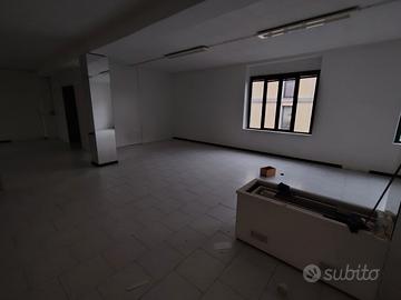 Lissone capannone al piano primo con montacarichi