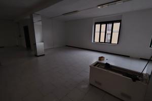 Lissone capannone al piano primo con montacarichi